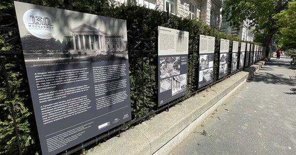Kerítéskiállítás a Műcsarnok előtt / PRAE.HU – a művészeti portál