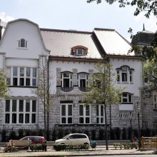 A Herendiről az MMA székházánál