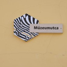 Victor Vasarely művei által ihletett utcanévtáblák Pécsen