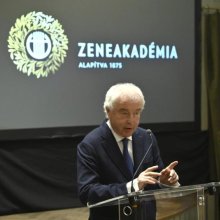 Schiff András díszdoktori oklevelet kapott a Zeneakadémiától