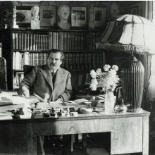 Móricz Zsigmond összevonja a szemöldökét