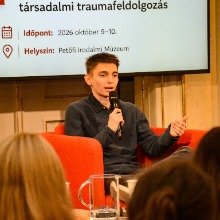 Húsz év online és offline