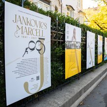 Jankovics-kiállítás az MMA-székház kerítésén