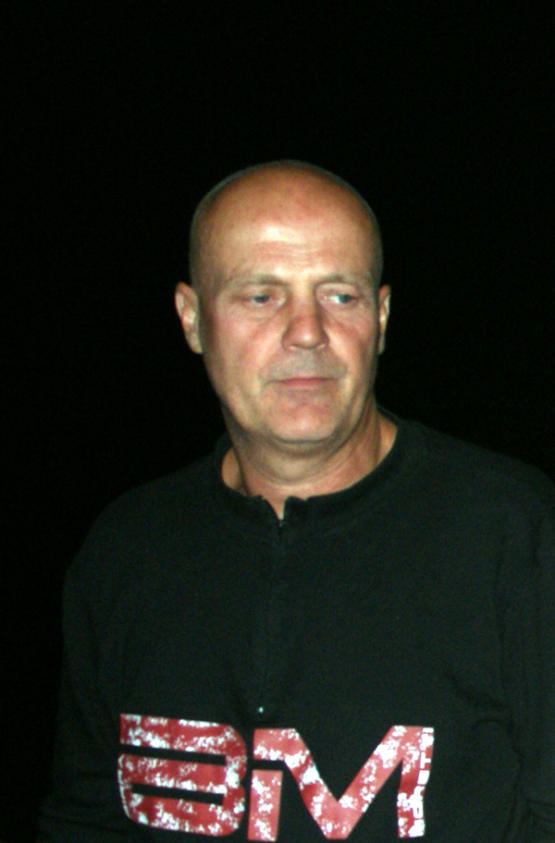 Kukorelly Endre arca rajzolódik ki az éjszakában