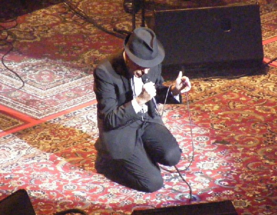 Leonard Cohen térdel