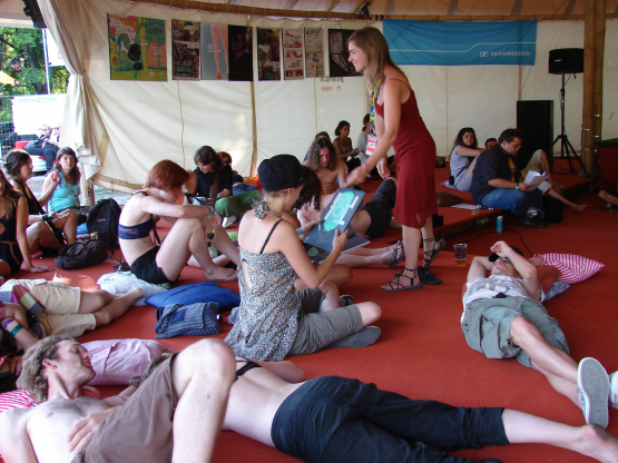 A Symposion folyóirat az irodalmi sátorban