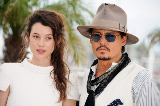 Astrid Berges-Frisbey és Johnny Depp