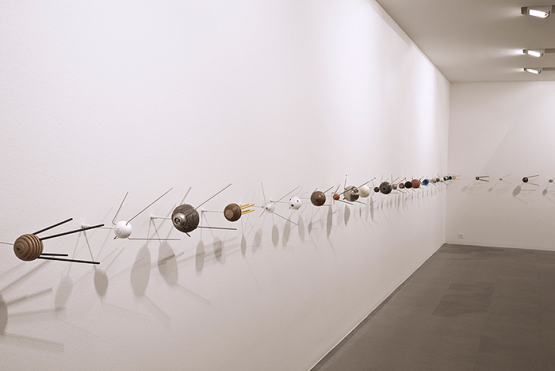 Roman Ondák: Enter the Orbit [kéttucat Szputnyik a kilencvenhatból], 2011.