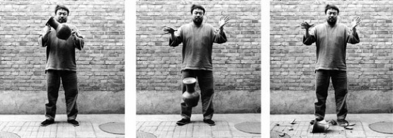 Ai Weiwei földhöz vág egy Han-kori urnát