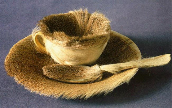 Meret Oppenheim: Le Déjeuner en fourrure (1936)