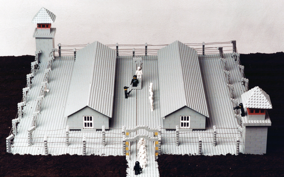 Zbigniew Libera: LEGO. Koncentrációs tábor (2000)