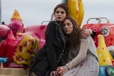 Gemma Arterton és Saoirse Ronan