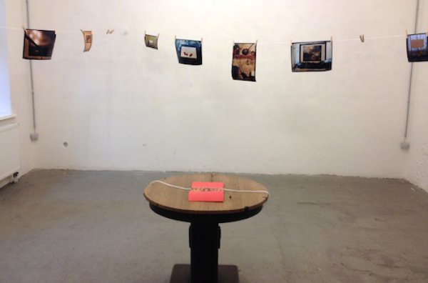 A galéria belső termének installációja
