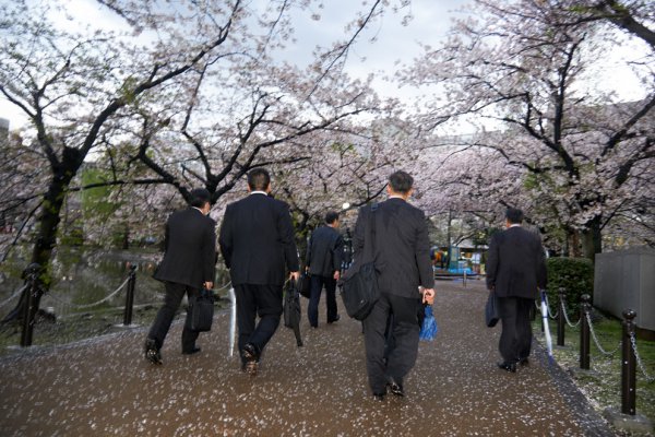Szarmári Gergely: Men Walking Home - Ueno