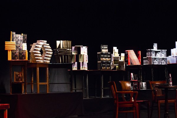 A Libri és a Helikon kiadók könyvszobrai