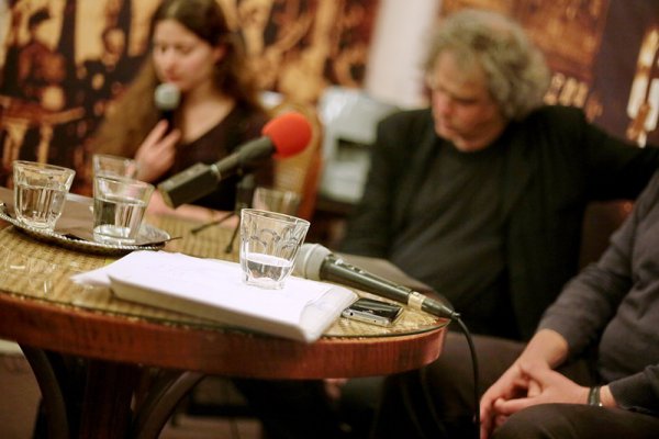 Poharak, papír, a háttérben Papp-Zakor Ilka és Forgách András