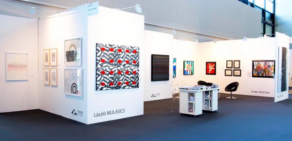 A Várfok Galéria standjának kortárs szekciója