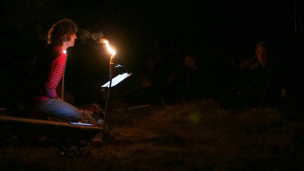 Éjféli koncert a tábortűz körül