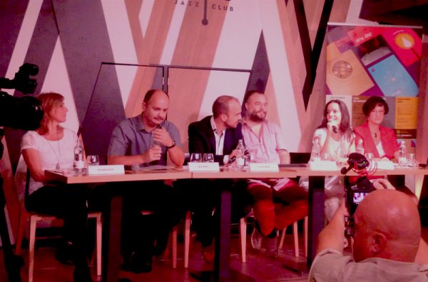Sáfár Orsolya beszél a sajtótájékoztatón