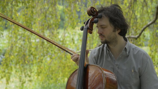 A cselló jobb oldalán