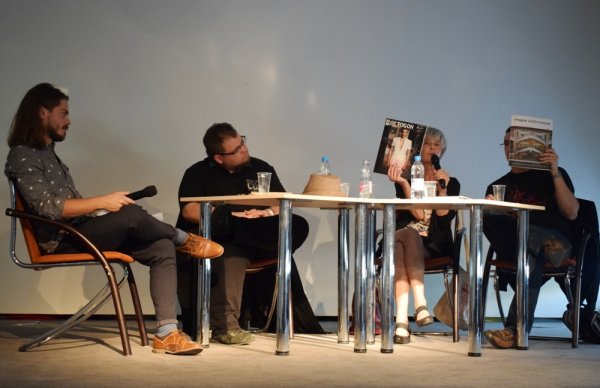 Jelen cikk szerzője mint moderátor, Nemes Z. Márió, Berta Erzsébet és Fodor Péter