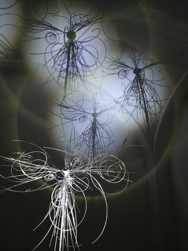 Bolygó Bálint – Particle, 2018, acél, motor, mechanika, világítás, 80 x 80 x 150 cm