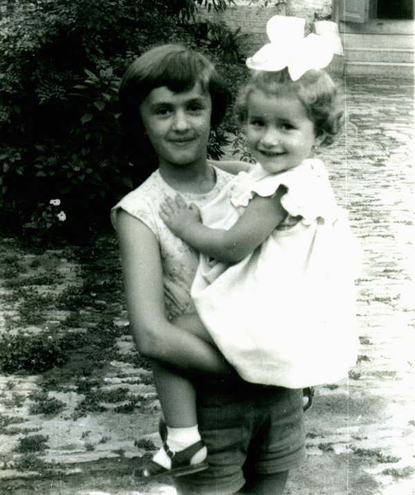 Babi és Gabika az udvarban (Szabadka, 1966)