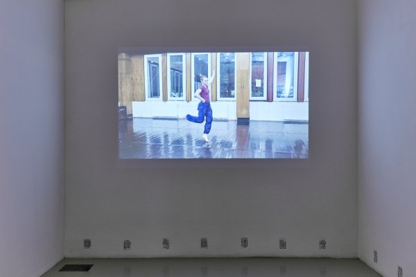 Trapp Dominika együttműködésben Varga Noémivel: A néptáncosnő teste, 2020. videó (06’40”). Fotó: Biró Dávid
