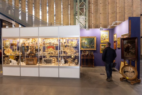 Nautilus Antikvitás - háttérben a sétapálca gyűjtemény. Fotó forrása: Art and Antique facebook oldala