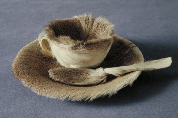 Meret Oppenheim : Szőrreggeli, 1936, szőrrel borított csésze, csészealj, kanál, magassága 7 cm