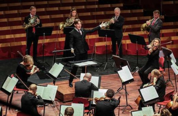 Klaus Mäkelä és a Svéd Rádió Szimfonikus Zenekara. A kürtkvartett a zenekarral szemben helyezkedik el. Forrás: bachtrack.com