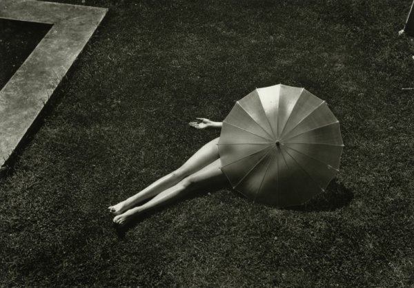 Martin MUNKÁCSI Akt napernyővel, (Harper's Bazaar), 1935, zselatinos ezüst nagyítá / Nude with Parasol (Harper's Bazaar), 1935, gelatine silver print Courtesy Howard Greenberg Gallery, New York ©Estate of Martin Munkácsi