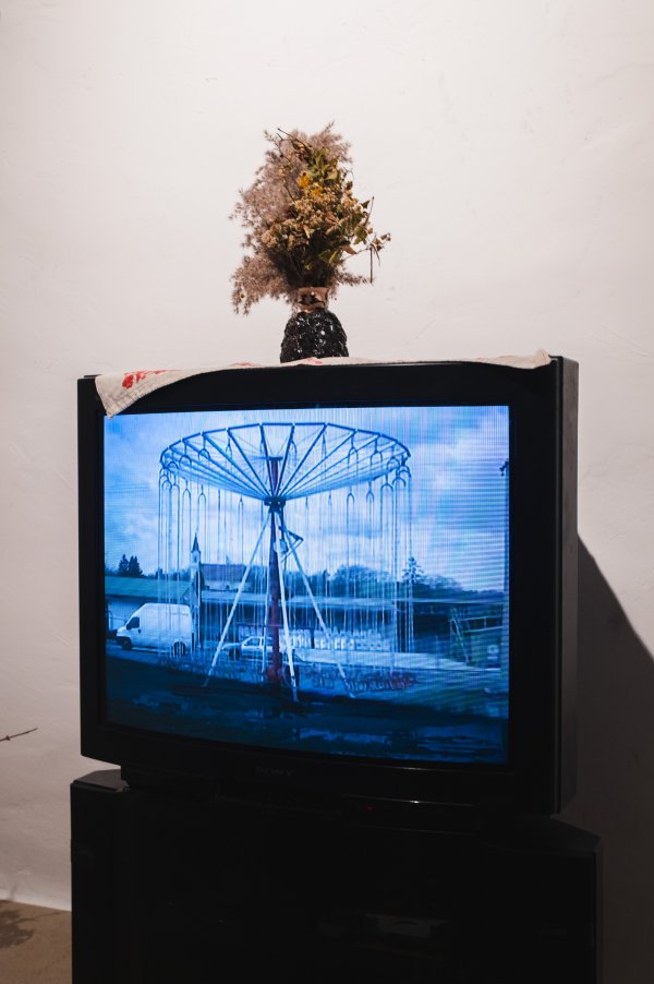 Nunkovics Róbert: Táti, videóisntalláció. Fotó: Sivák Zsófi