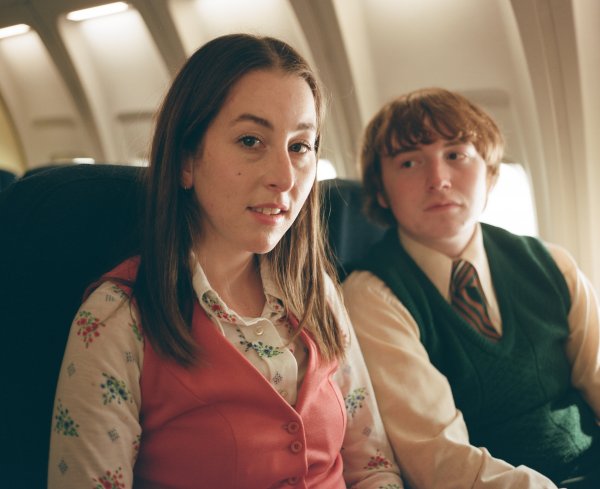 Alana Haim és Cooper Hoffman