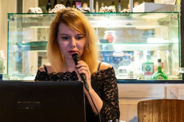 Jelena Glazova hangköltészeti performansza