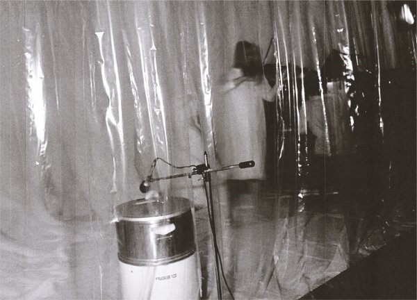 KELECSÉNYI CSILLA: Sonata, 1983, performansz. Fészek Galéria Színházterem. Zongorakíséret: Hernádi Hilda / Fotó: Makky György © HUNGART