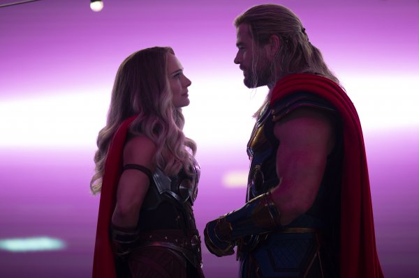 Natalie Portman és Chris Hemsworth