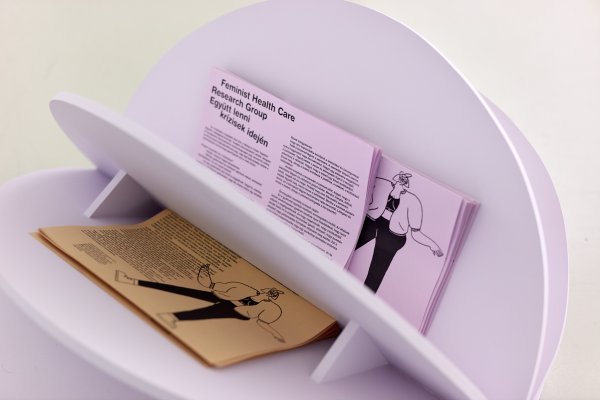 Feminist Health Care Research Group (Julia BONN / Inga ZIMPRICH): Együtt lenni krízisek idején, Radikális egészségügyi gyakorlatok, 2022 I installáció, zine | változó méret | fotó Biró Dávid