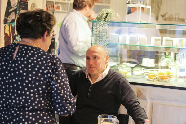 A szerző a könyvbemutató után beszélget