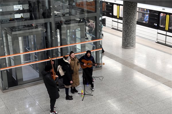 A Romano Glaszo együttes koncertje az M3-as metró Nagyvárad téri állomásán