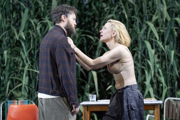 Arkagyina (Cate Blanchett) és Trigorin (Tom Burke), fotós: Marc Brenner