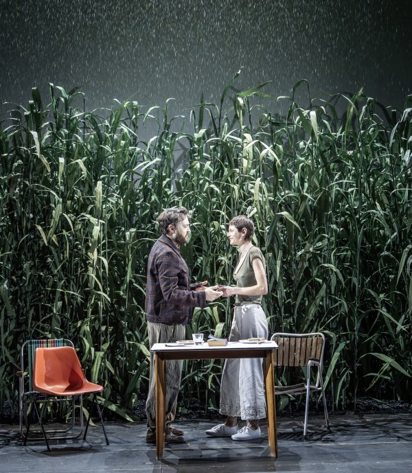 Nyina (Emma Corrin) és Trigorin (Tom Burke), fotós: Marc Brenner