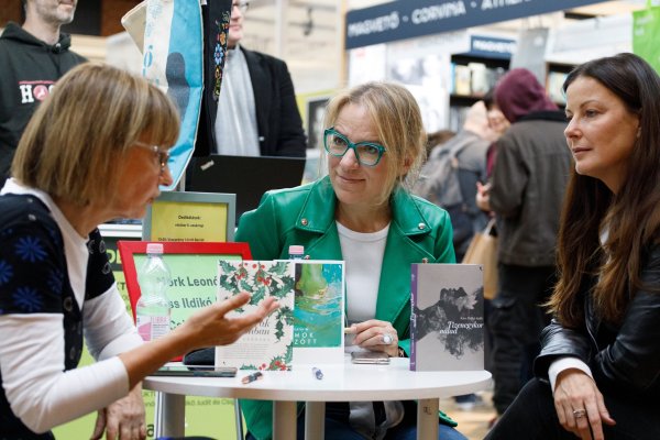 Mörk Leonóra, Csigó Kata és Kiss Ildikó Judit dedikál/ Déry Ágoston fotója