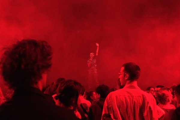 Egy korábbi előadáson a nézők koncerthangulatban voltak