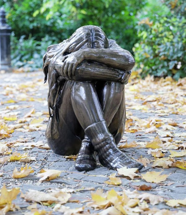 nem oké kampány szobor