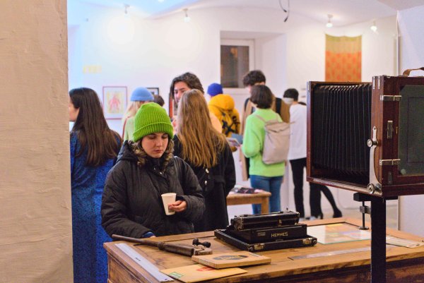 Telek Balázs íróasztala a Bázis. megnyitó kiállításán