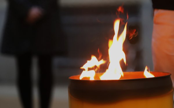 Az udvaron lobogó tűz