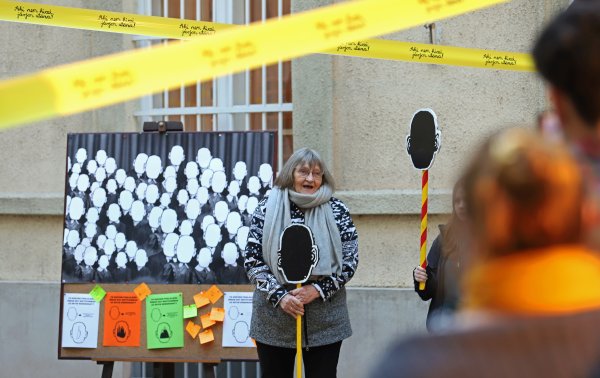 A háttérben az üres arcok és a történet-töredékek