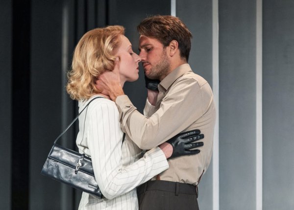 Dominique Francon (Rujder Vivien) és Howard Roark (Tasnádi Bence)