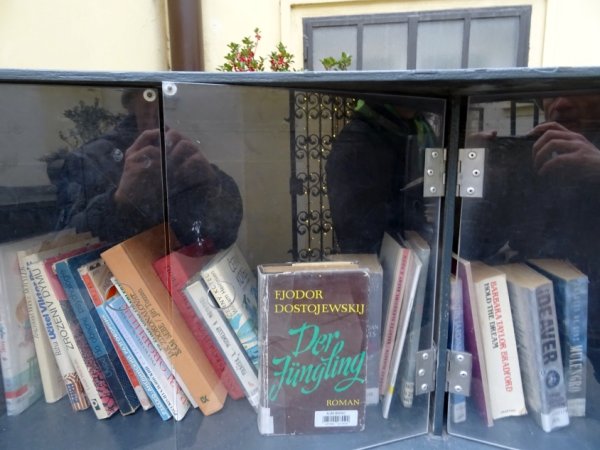 A kiadó előtt, az utcán könyvespolc szabad könyvcserével